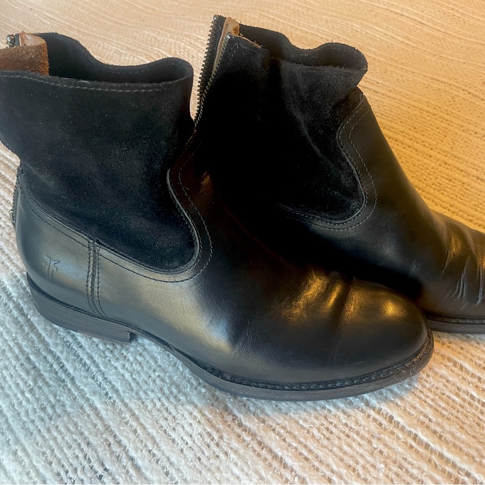 Frye Black Leather Chelsea boots 6.5